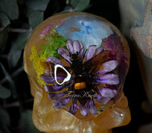 Load image into Gallery viewer, Floral Wasp Skull