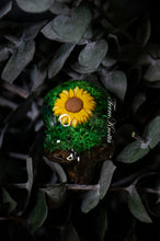 Load image into Gallery viewer, Mini Sunflower Moss Skull
